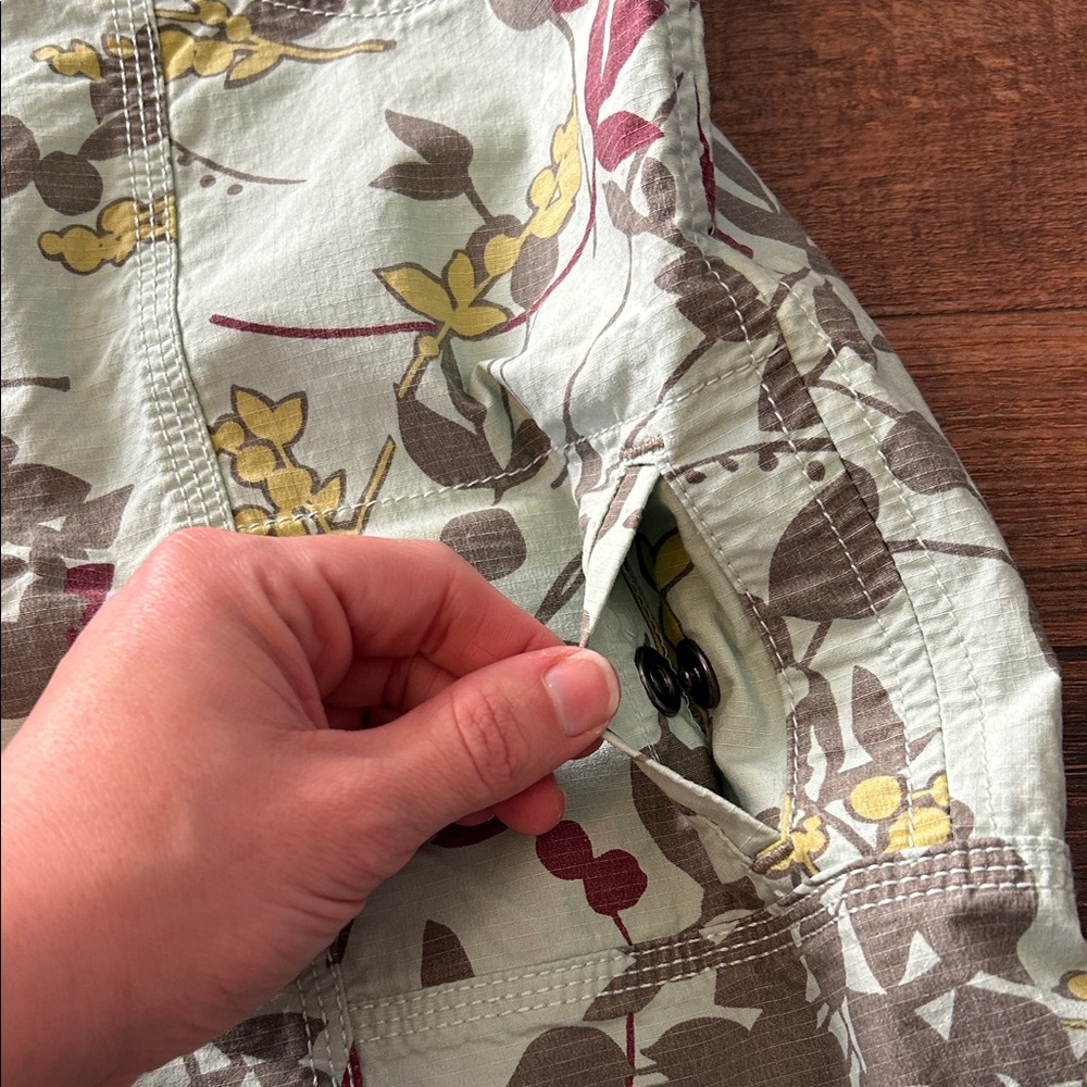 NWT: Eddie Bauer Floral Hiking/Cargo Shorts - Picture 4 of 9